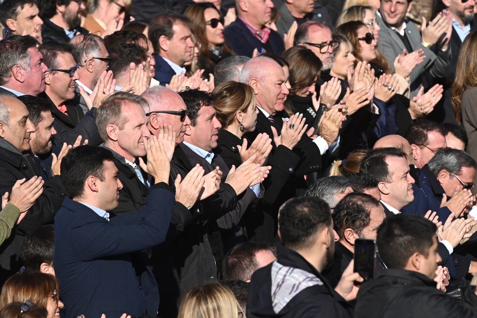 La sillas fueron ubicadas en dos zonas. Gobierno Nacional y Gobierno Provincial. En el discurso de Pullaro su gabinete terminó parado y aplaudiendo el discurso.