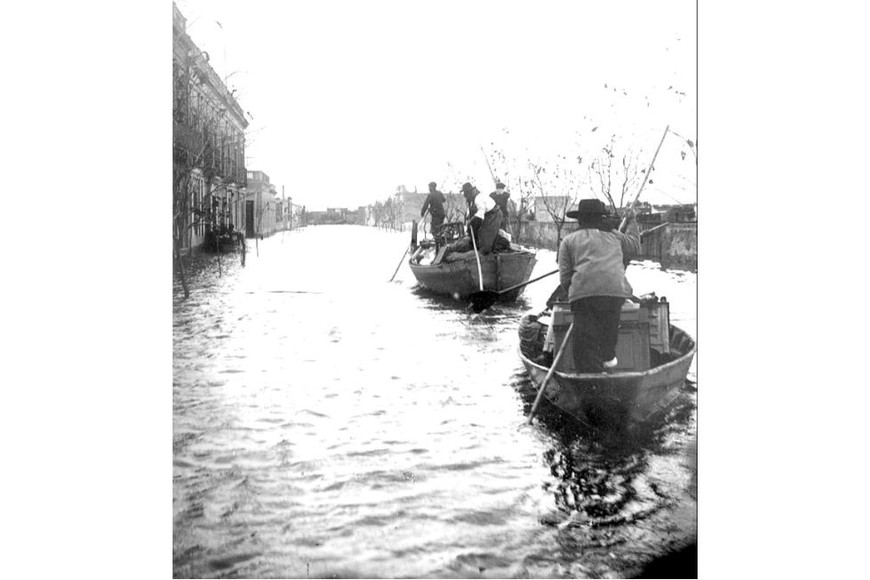 Los sectores populares se movilizaban en piraguas y canoas.