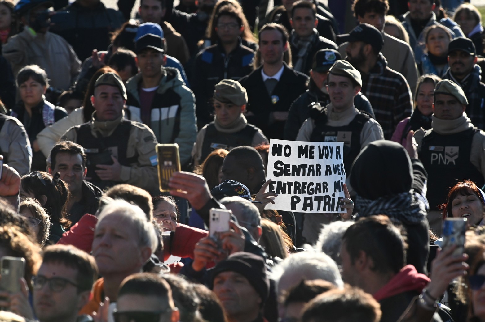 Se colaron carteles. El operativo no dejó que otras organizaciones sociales se acerquen a la zona del Monumento a la Bandera.