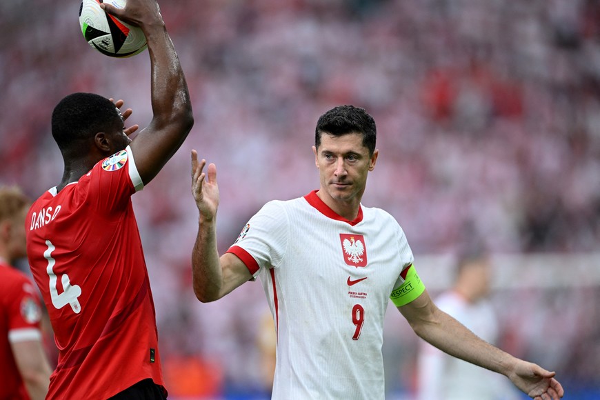 Soccer Football - Euro 2024 - Group D - Poland v Austria - Berlin Olympiastadion, Berlin, Germany - June 21, 2024
Austria's Kevin Danso and Poland's Robert Lewandowski REUTERS/Annegret Hilse
