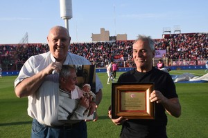 Su lugar en el mundo. Leonardo Carol Madelón junto a Luis Spahn, recibiendo uno de los últimos homenajes en medio del 15 de Abril. La gente de Unión lo adora, al ex "10" y ex DT del Tate. Créditos: Mauricio Garín