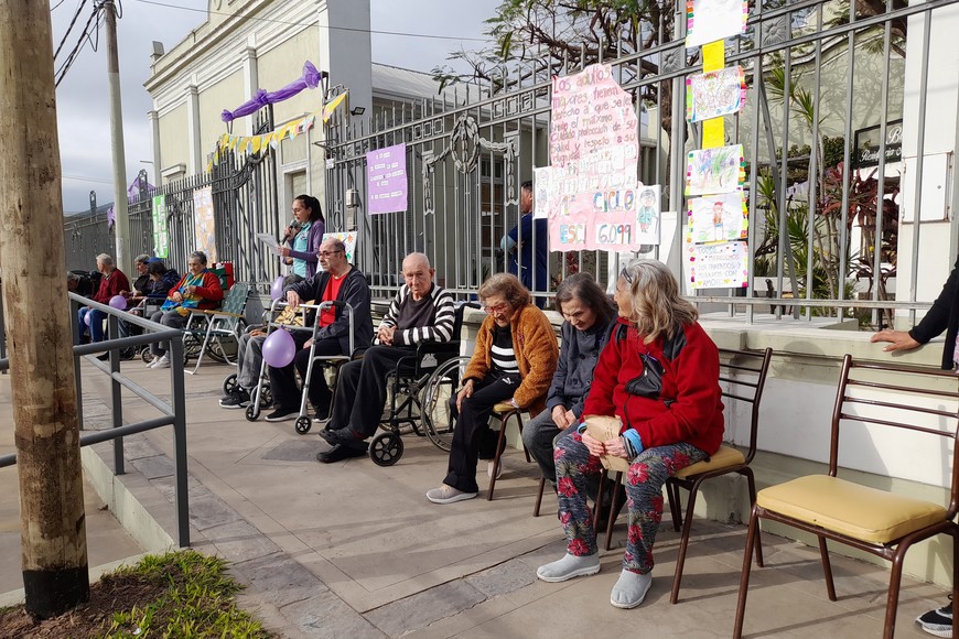 Previo al inicio de la marcha, los organizadores dialogaron con Gigacom San Javier, expresando su motivación y los preparativos llevados a cabo para esta jornada especial. Durante todo el mes de junio, se planificaron diversas actividades como parte de la celebración del Día Mundial de la Toma de Conciencia de Buen Trato hacia las Personas Mayores.