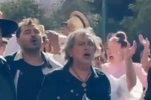 Los Nocheros y el Chaqueño Palavecino en el centro de Salta capital, cantando "Mi última carta" de Efraín Colombo y Francisco Cuestas.