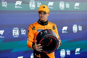 Norris con una impresionante vuelta final de 1m 11,383s logró superar al holandés por dos centésimas de segundo.
CREDITO: REUTERS/Albert Gea