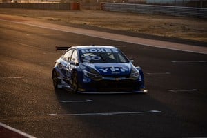 Este viernes Damián Fineschi con el Chevrolet Cruze #36 del ELAION AURO Pro Racing se quedó con la tanda exclusiva para los pilotos ubicados del 10º puesto para adelante en el torneo y para debutantes. El piloto de Quilmes cronometró 1:44.951 a una velocidad promedio de 145,920 km/h.
Foto: Gentileza