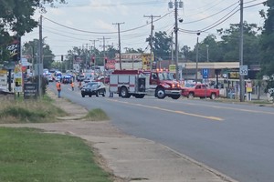 Los vehículos policiales llegaron a la escena de un tiroteo en la tienda de comestibles Mad Butcher.
CREDITO: REUTERS