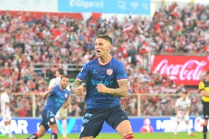 Un grito de guerra. El festejo de Franco Pardo contra San Lorenzo en el 15 de Abril. Además de brindar seguridad defensiva, el ex All Boys ya aportó cuatro goles en 24 partidos con la camiseta de Unión. El Tate quiere asegurar la compra ahora y no esperar hasta diciembre.
Foto: Mauricio Garín