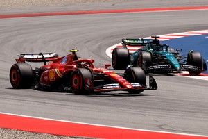 Cuando llegaron las simulaciones de clasificación finales, todas con neumáticos blandos, fue Sainz quien encabezó los tiempos con un impresionante 1m 13.013s.
CREDITO: REUTERS/Susana Vera