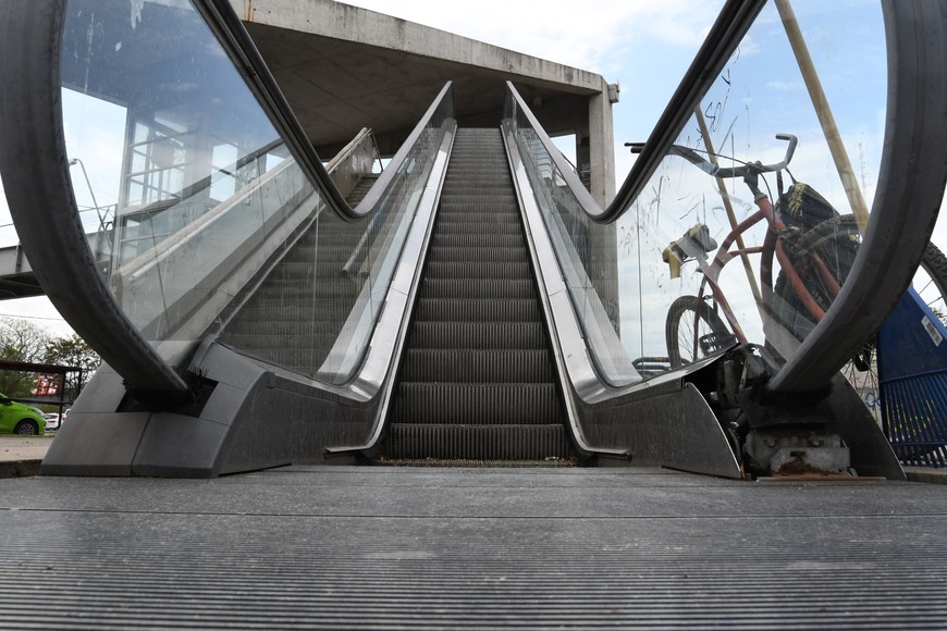 El cableado de la escalera mecánica, a la vista de los paseantes.