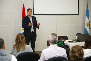 Con el objetivo de garantizar una mejor calidad de salud, “hay que articular varios eslabones en la provisión de insumos”, explicó el ministro de Economía, Pablo Olivares, en la jornada de cierre.