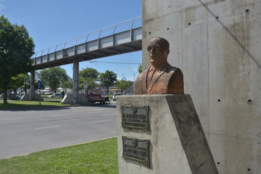 El busto de don Aldo Tessio, lo único que se salva de las pintadas.
