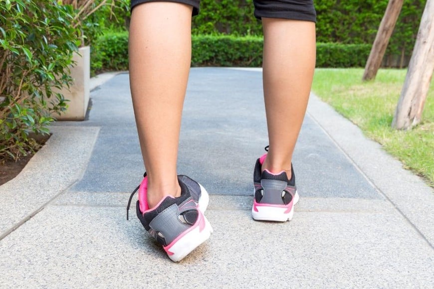 Pisamos en un terreno irregular o sufrimos un desbalance y el tobillo automáticamente se dobla