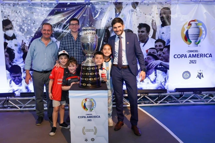 Se calcula que casi 30.000 santafesinos ya lograron tener la foto con las copas. En la tierra de Messi, todo sueño es posible. Foto: El Litoral