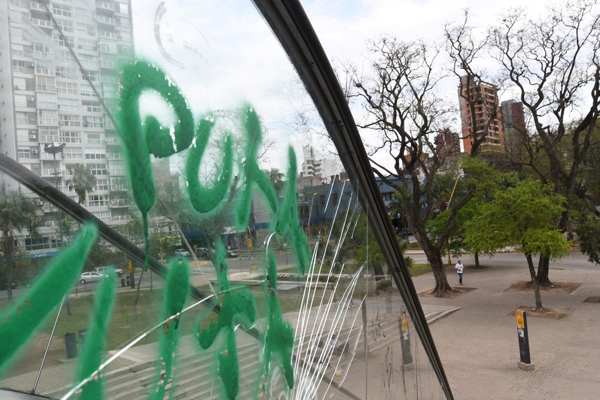 Pintadas y grafitis de todo tipo pueden verse en el sector.