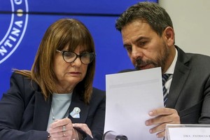 Patricia Bullrich junto a Vicente Ventura Barreiro en una conferencia de prensa del Ministerio de Seguridad de la Nación.