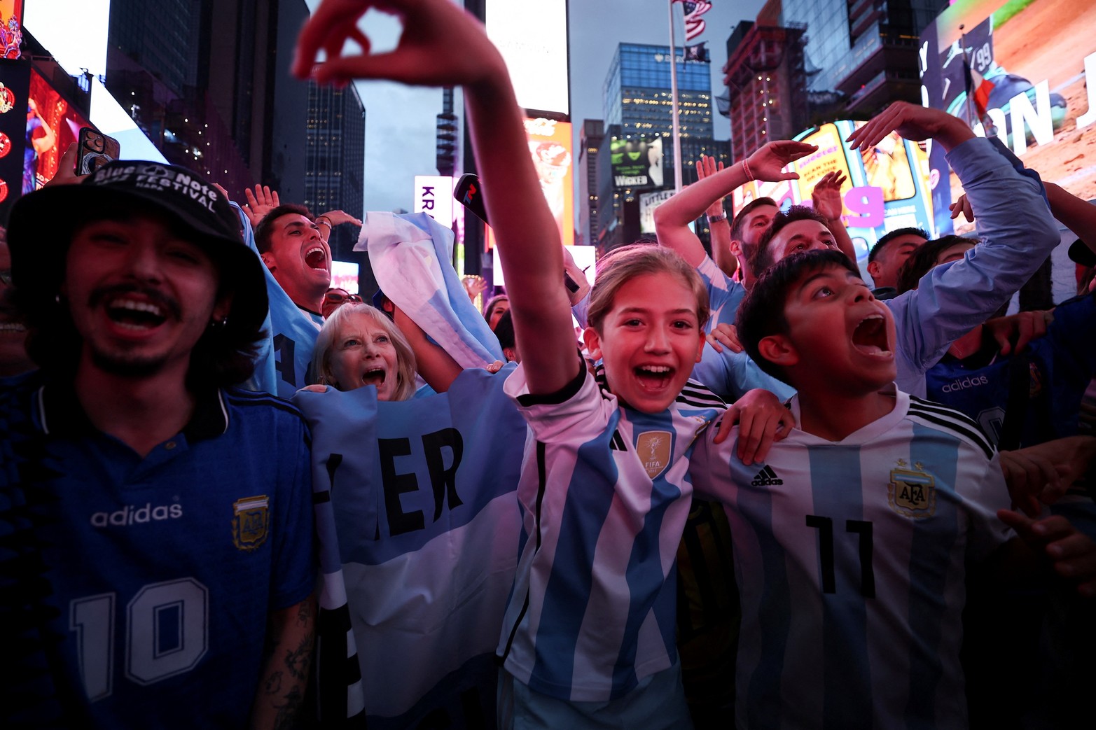 "Fueron miles, aparecían de todas partes, cantaban, gritaban, saltaban e iban de un lado para el otro. Los norteamericanos miraban con asombro, sorprendidos y hasta envidiando. Se preguntaban el por qué de tanta pasión, de semejante amor por los colores y por el fútbol. Fue un “deja vu” de lo que vivimos en Doha, si es que tomamos a Qatar como la expresión máxima de esta clase de manifestaciones, aunque no haya sido la única vez" cuenta en la crónica el enviado especial de este diario Enrique Cruz.