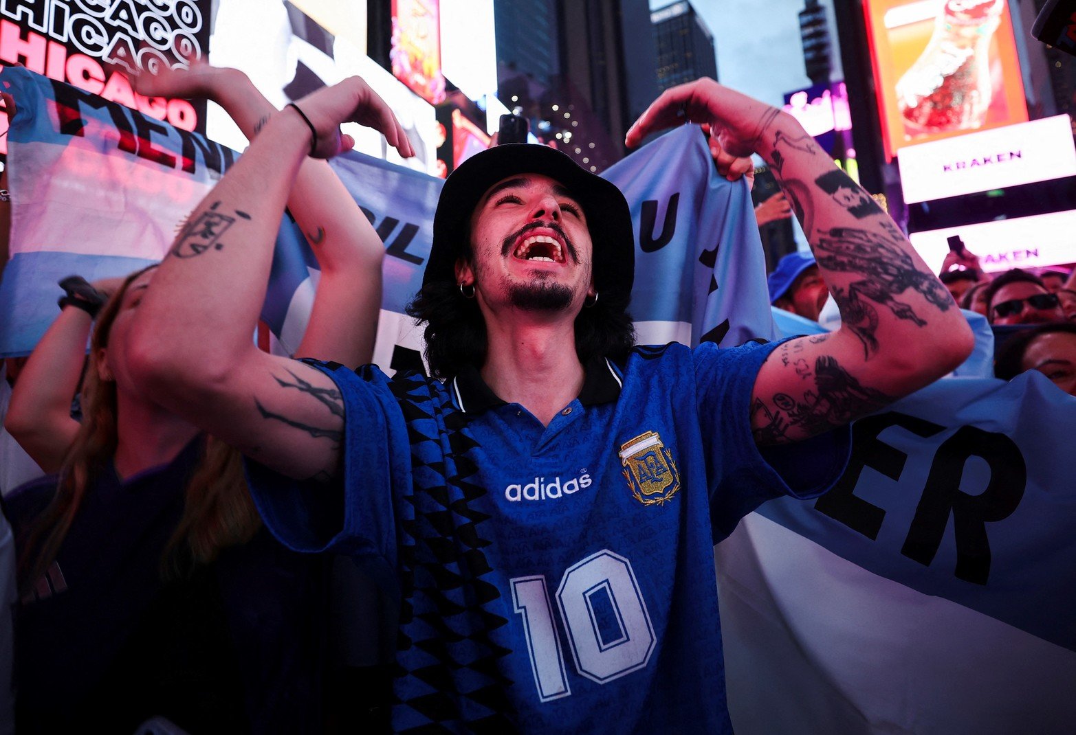 Fueron miles, aparecían de todas partes, cantaban, gritaban, saltaban e iban de un lado para el otro. Los norteamericanos miraban con asombro, sorprendidos y hasta envidiando. Se preguntaban el por qué de tanta pasión, de semejante amor por los colores y por el fútbol. Fue un “deja vu” de lo que vivimos en Doha, si es que tomamos a Qatar como la expresión máxima de esta clase de manifestaciones, aunque no haya sido la única vez.