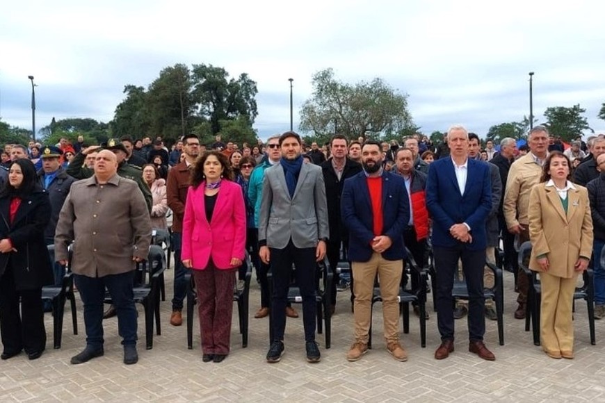 Las autoridades presentes durante el acto aniversario de la ciudad norteña. Crédito: El Litoral