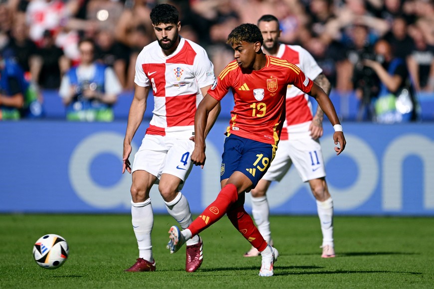 Soccer Football - Euro 2024 - Group B - Spain v Croatia - Berlin Olympiastadion, Berlin, Germany - June 15, 2024
Croatia's Josko Gvardiol in action with Spain's Lamine Yamal REUTERS/Annegret Hilse