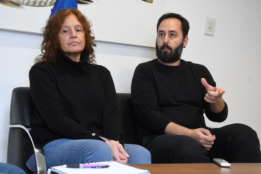 La Dra. Andrea Bosisio (Fich-UNL) y el Dr. Rubén Talavera García, de la Universidad Complutense de Madrid, en diálogo con El Litoral.