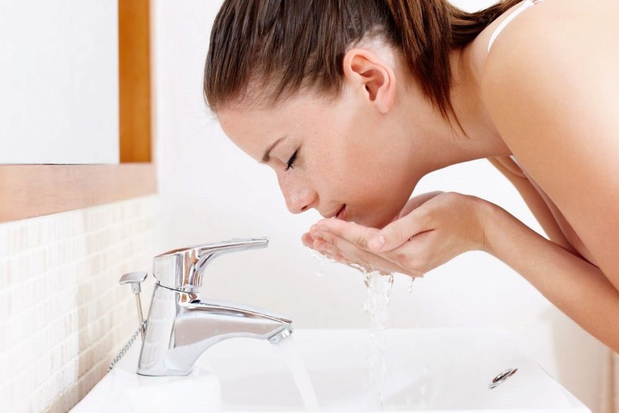 Mantener una rutina de cuidado personal nocturna puede contribuir a un despertar radiante.