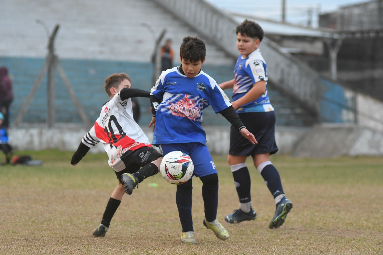 Fútbol Infantil. El Lobito de Gimnasia y Esgrima de Ciudadela. Cuatro días de fútbol infantil se vivieron en el Gigante de Ciudadela. Más de 1000 niños y un gran marco de público le dieron color a jornadas inolvidables.  Pasión Liga de Diario El Litoral presente en los grandes eventos de nuestros niños.