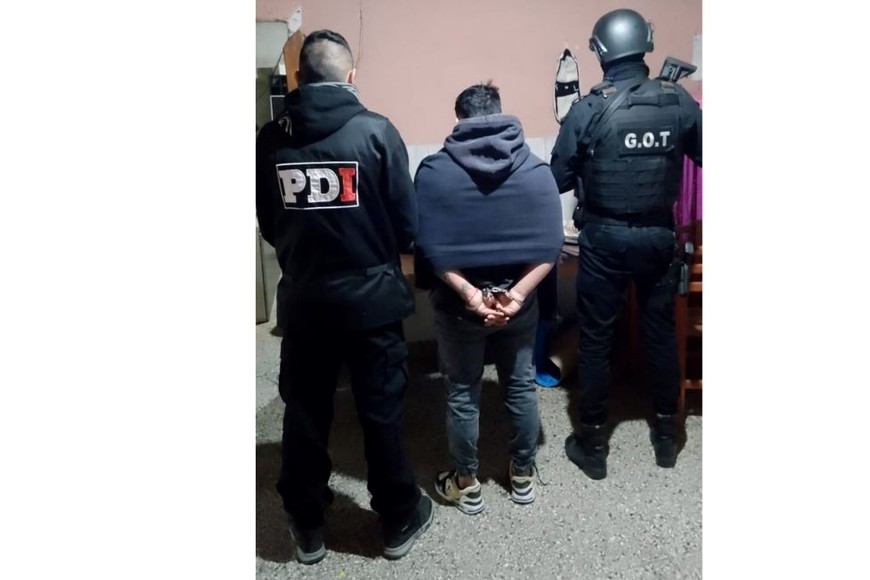 El momento en que los agentes allanan y proceden con la detención del agresor.