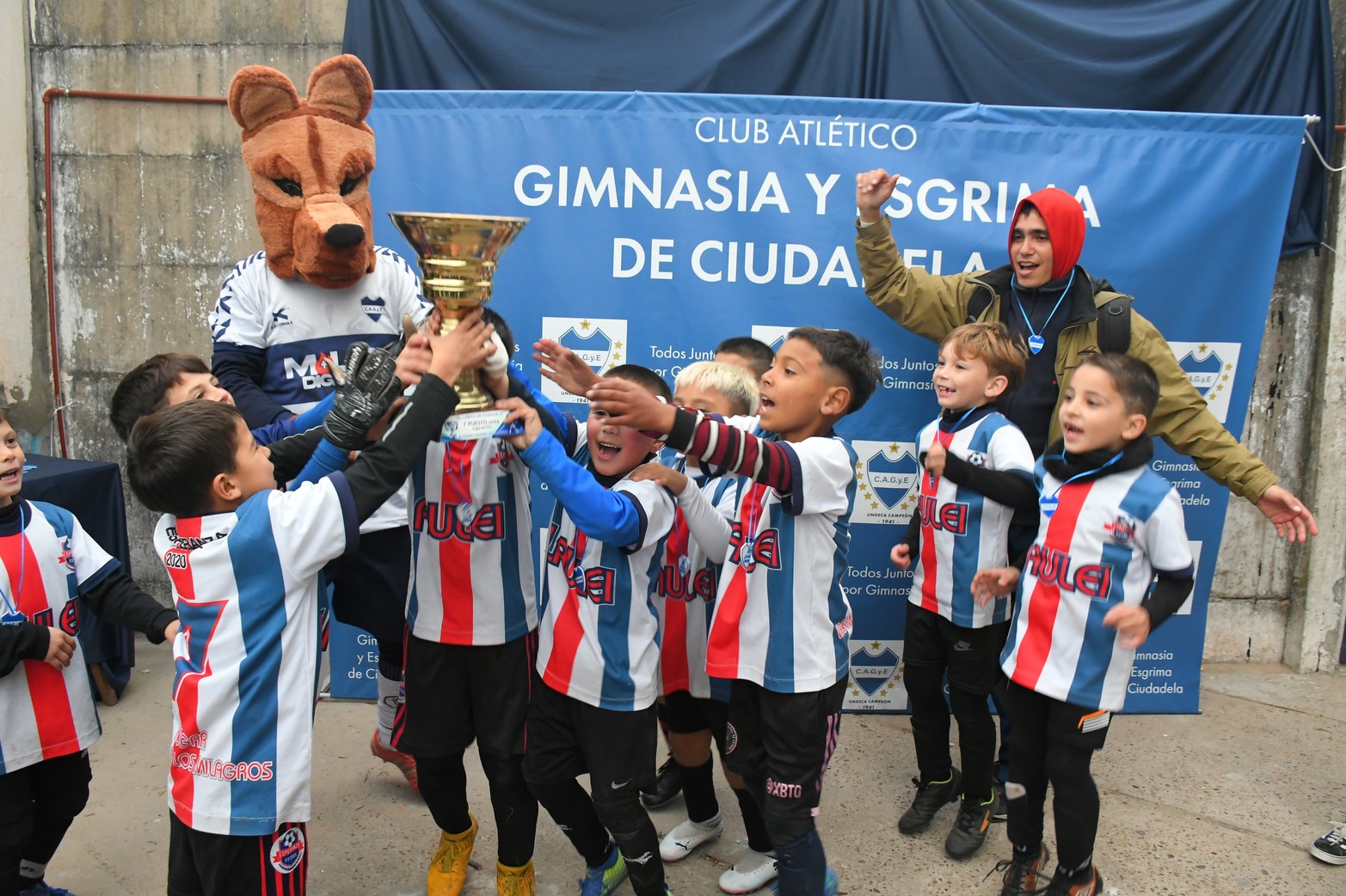 Fútbol Infantil. El Lobito de Gimnasia y Esgrima de Ciudadela. Cuatro días de fútbol infantil se vivieron en el Gigante de Ciudadela. Más de 1000 niños y un gran marco de público le dieron color a jornadas inolvidables.  Pasión Liga de Diario El Litoral presente en los grandes eventos de nuestros niños.