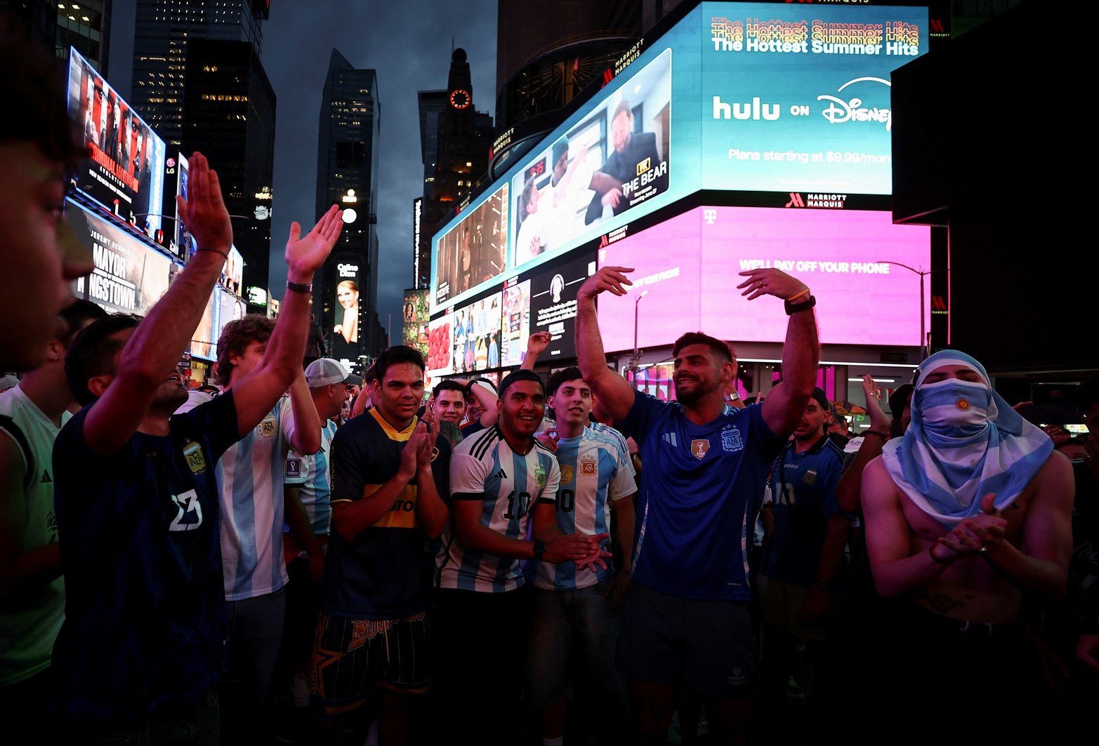 Los aficionados al fútbol argentino se reúnen en Times Square mientras animan a su equipo, en la ciudad de Nueva York, EE.UU.