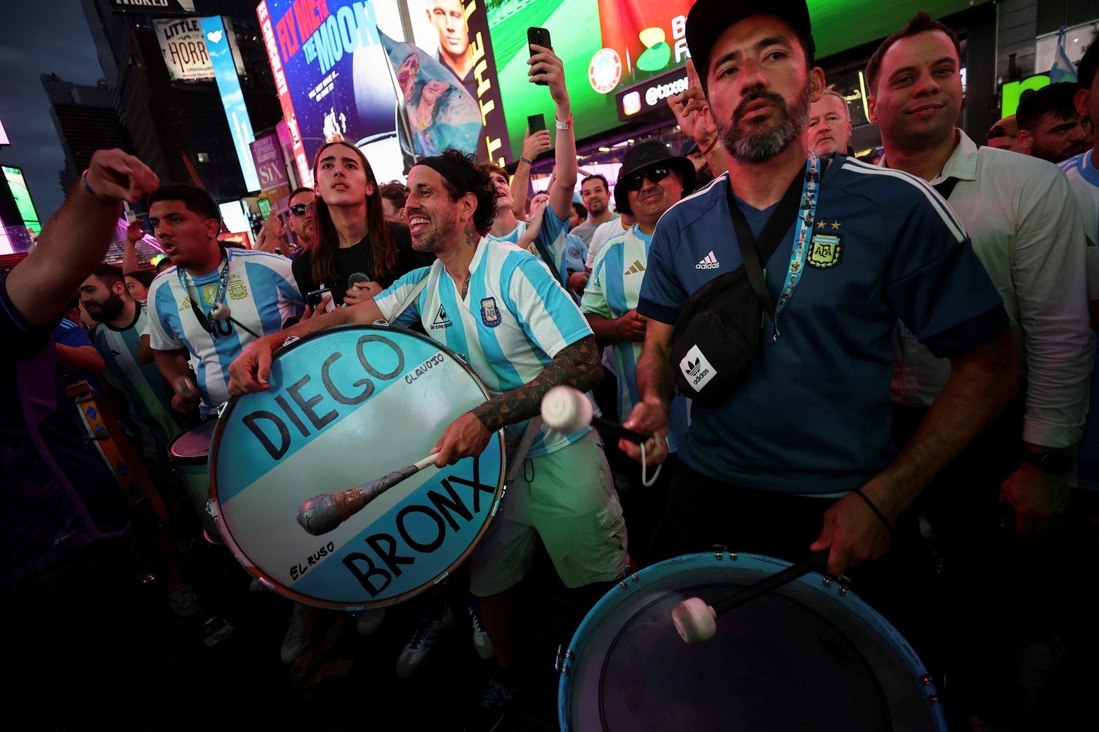 "Y otros que irán detrás de la selección, con la convicción de que será hasta el final. No importa si hay que pagar entradas de 450 dólares, como nos contaba un hincha de Unión que llegó con la familia y que sólo le dio el bolsillo para comprar dos, así que habrá algunos del entorno que saldrán a pasear por la Quinta Avenida o volverán a Time Square mientras se juegue el partido" relata el enviado especial de este diario Enrique Cruz.