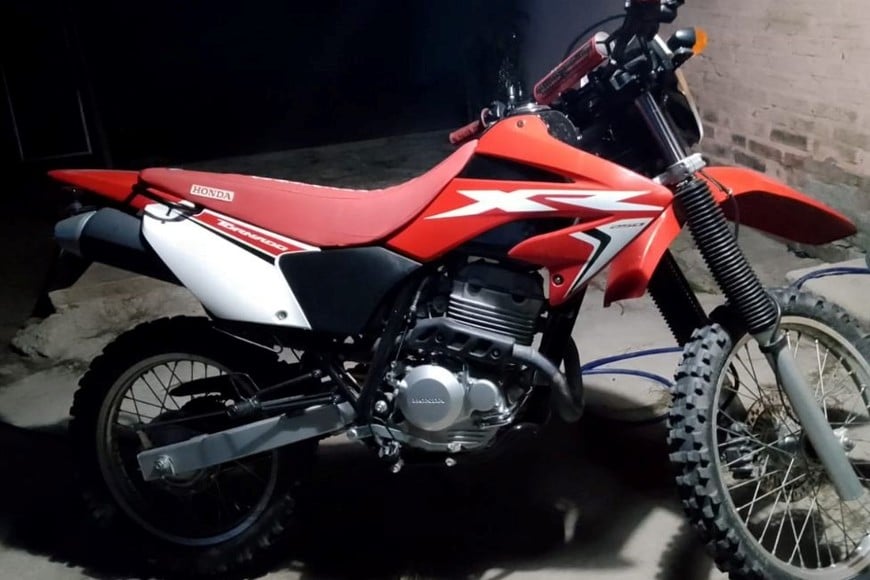 Durante el operativo se secuestró una moto y dos teléfonos celulares.