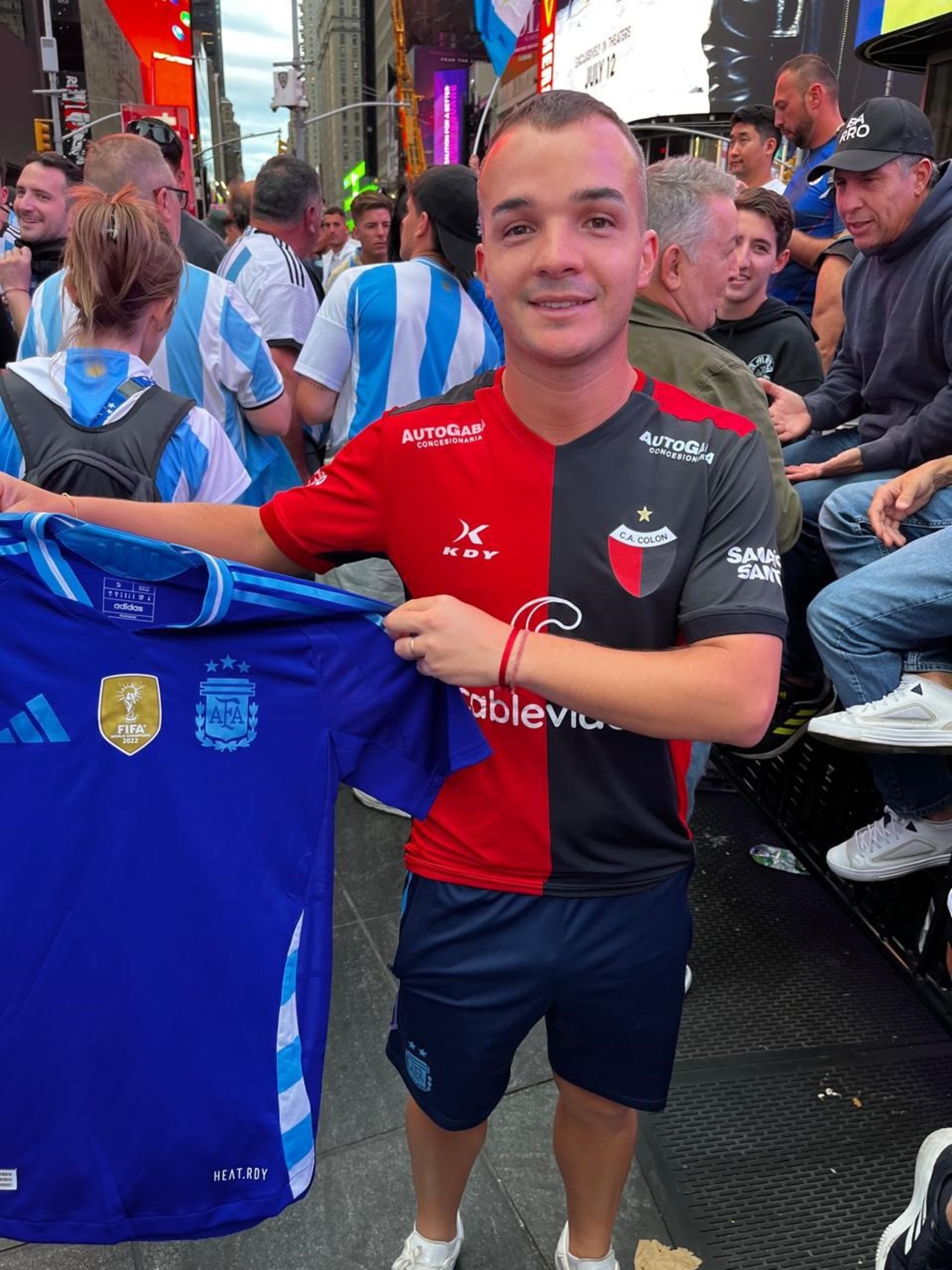 Los santafesinos invadieron Time Square. En el corazón de Manhattan, en el lugar al que todos quieren conocer y del que nadie se puede ir sin haberlo visitado, miles de argentinos paralizaron la capital del mundo.