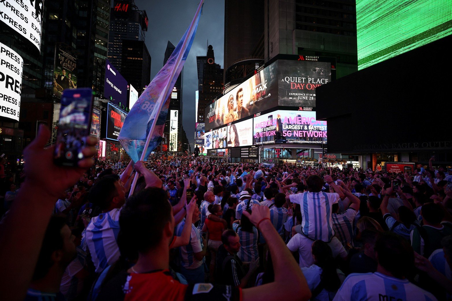 Fueron miles, aparecían de todas partes, cantaban, gritaban, saltaban e iban de un lado para el otro. Los norteamericanos miraban con asombro, sorprendidos y hasta envidiando. Se preguntaban el por qué de tanta pasión, de semejante amor por los colores y por el fútbol. Fue un “deja vu” de lo que vivimos en Doha, si es que tomamos a Qatar como la expresión máxima de esta clase de manifestaciones, aunque no haya sido la única vez.