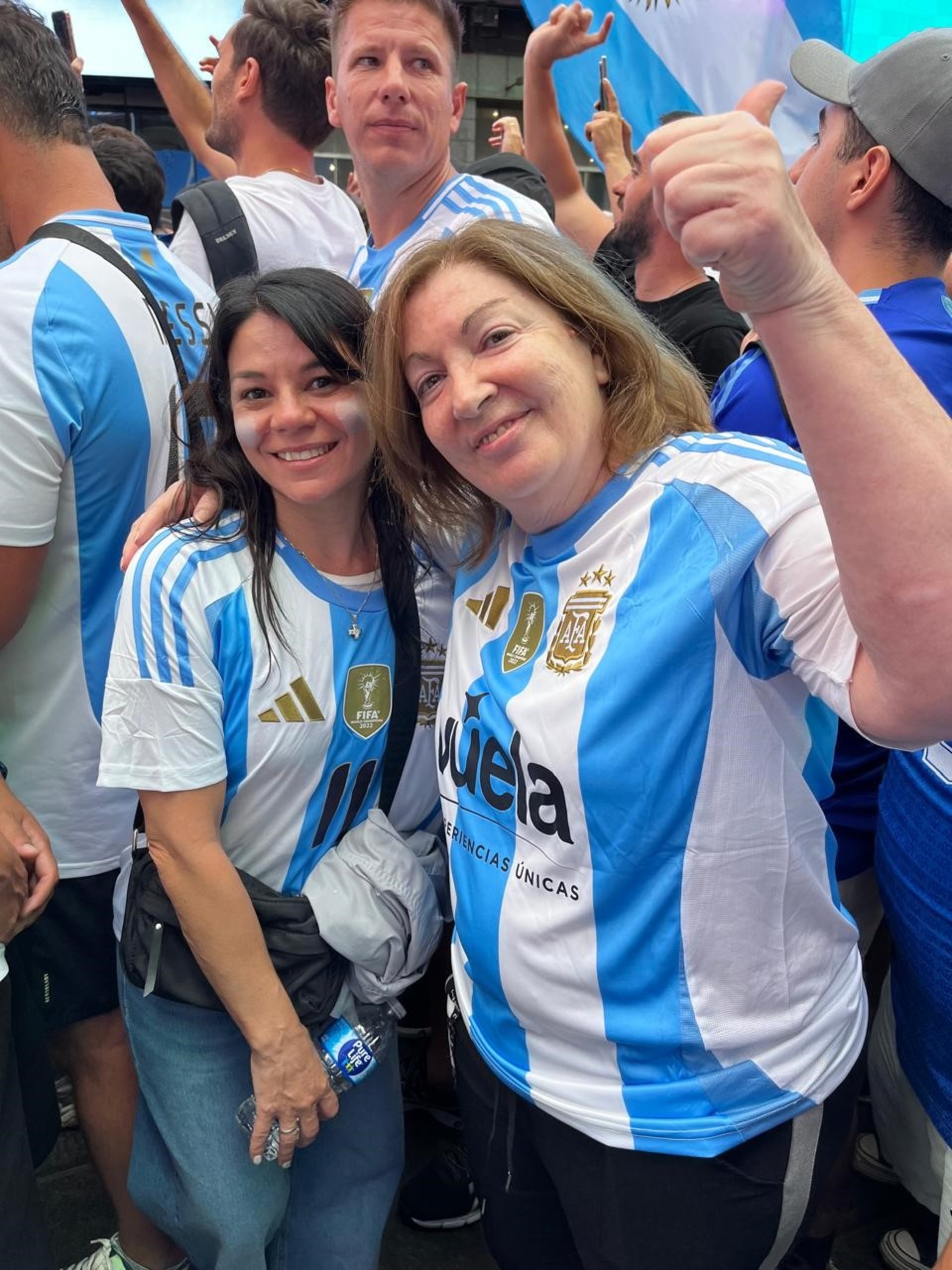 Los santafesinos invadieron Time Square. En el corazón de Manhattan, en el lugar al que todos quieren conocer y del que nadie se puede ir sin haberlo visitado, miles de argentinos paralizaron la capital del mundo.