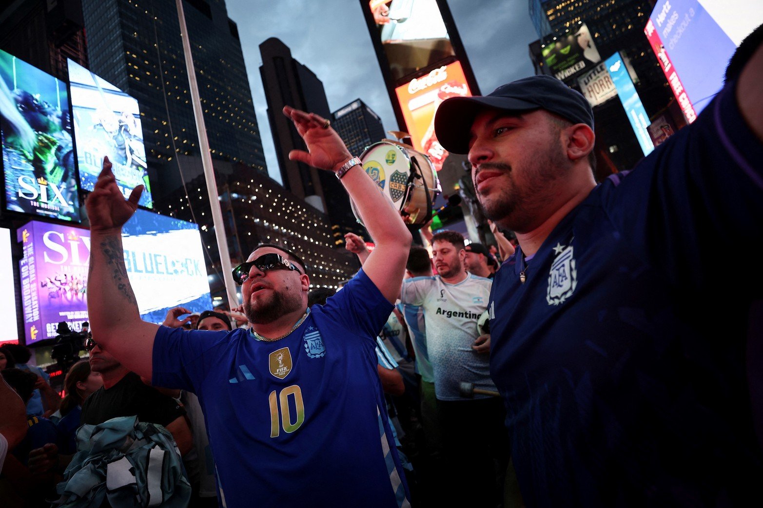Los aficionados al fútbol argentino se reúnen en Times Square mientras animan a su equipo, en la ciudad de Nueva York, EE.UU.