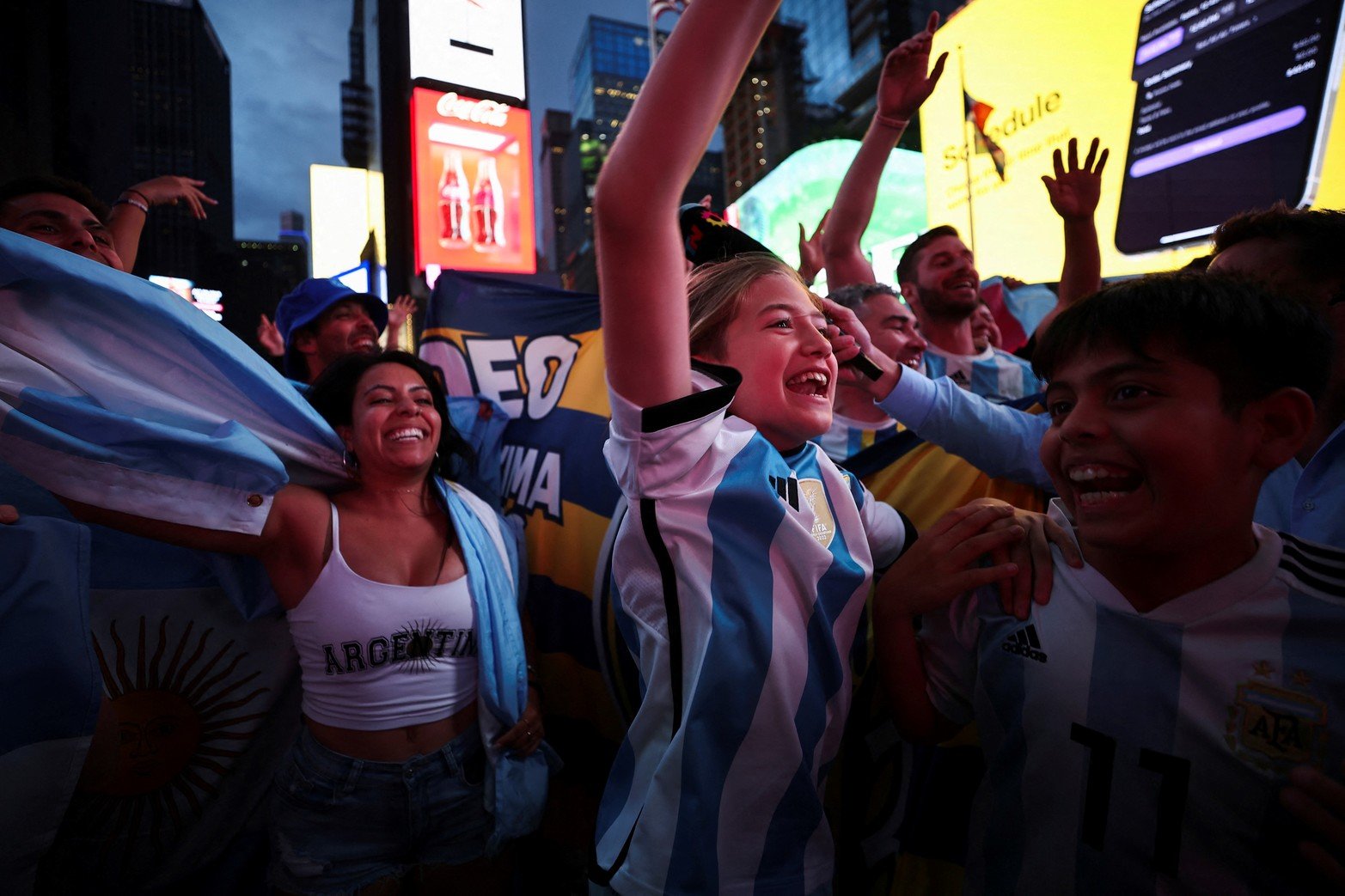 Los aficionados al fútbol argentino se reúnen en Times Square mientras animan a su equipo, en la ciudad de Nueva York, EE.UU.