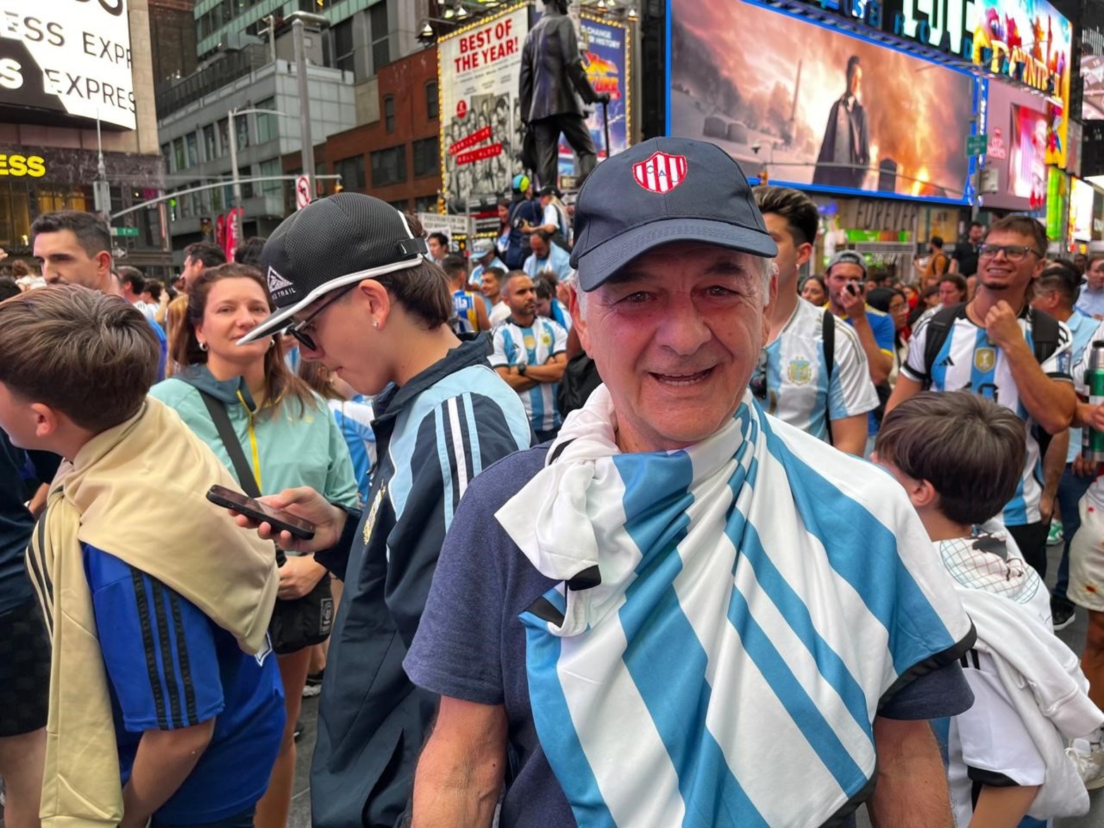 Los santafesinos invadieron Time Square. En el corazón de Manhattan, en el lugar al que todos quieren conocer y del que nadie se puede ir sin haberlo visitado, miles de argentinos paralizaron la capital del mundo.