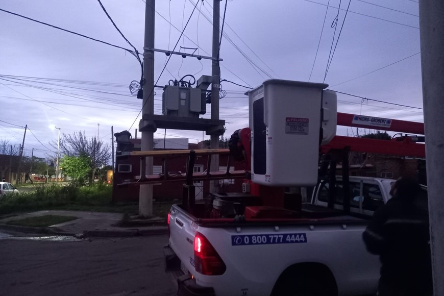 Una cuadrilla de la EPE trabajó en el lugar y logró recomponer el servicio.