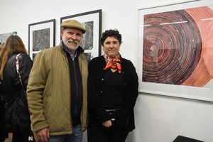 Muestra. La artista junto a su hermano, Marcelo, durante una presentación de sus obras. Crédito: Manuel Fabatía // Archivo El Litoral.