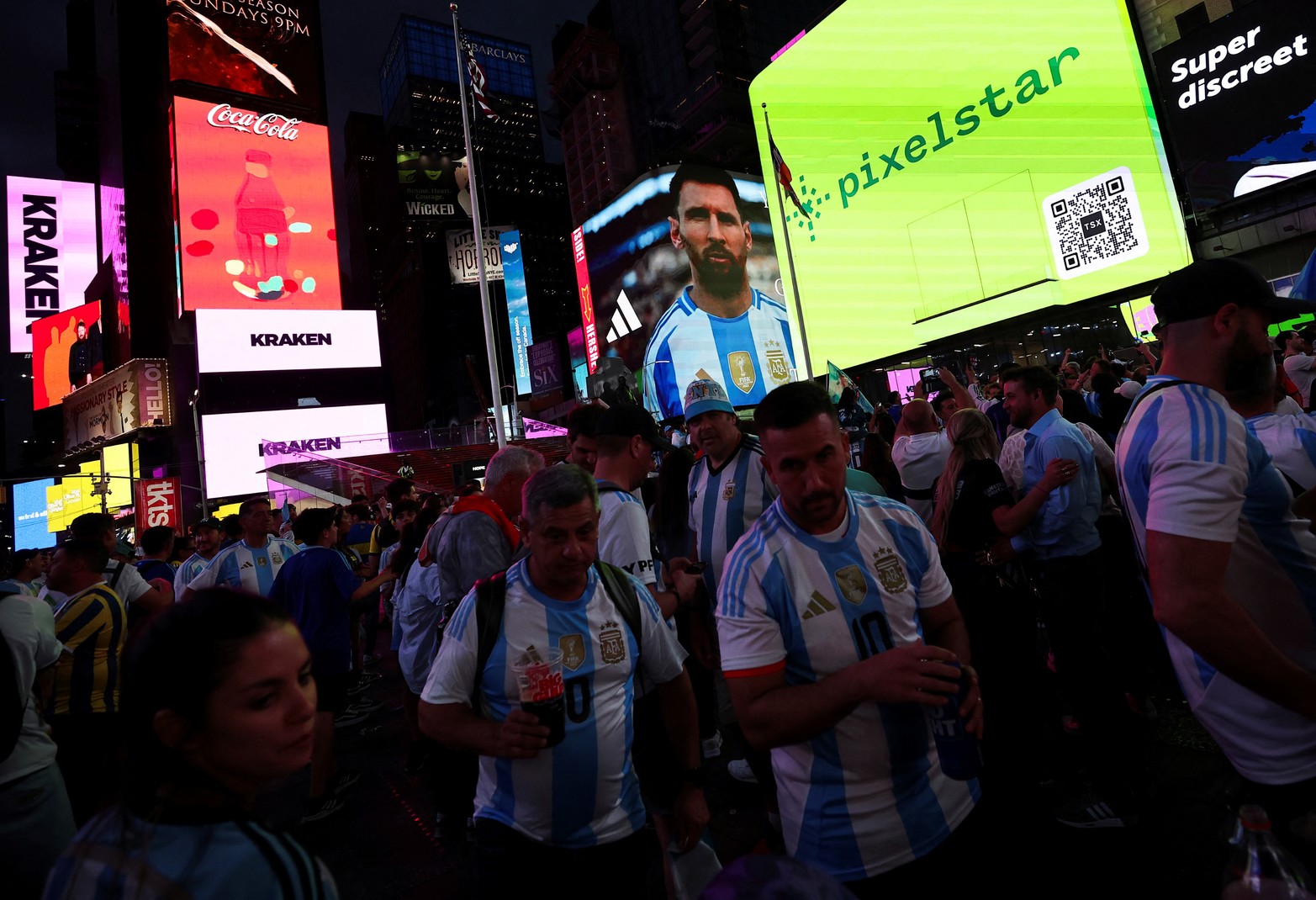 Los aficionados al fútbol argentino se reúnen en Times Square mientras animan a su equipo, en la ciudad de Nueva York, EE.UU.