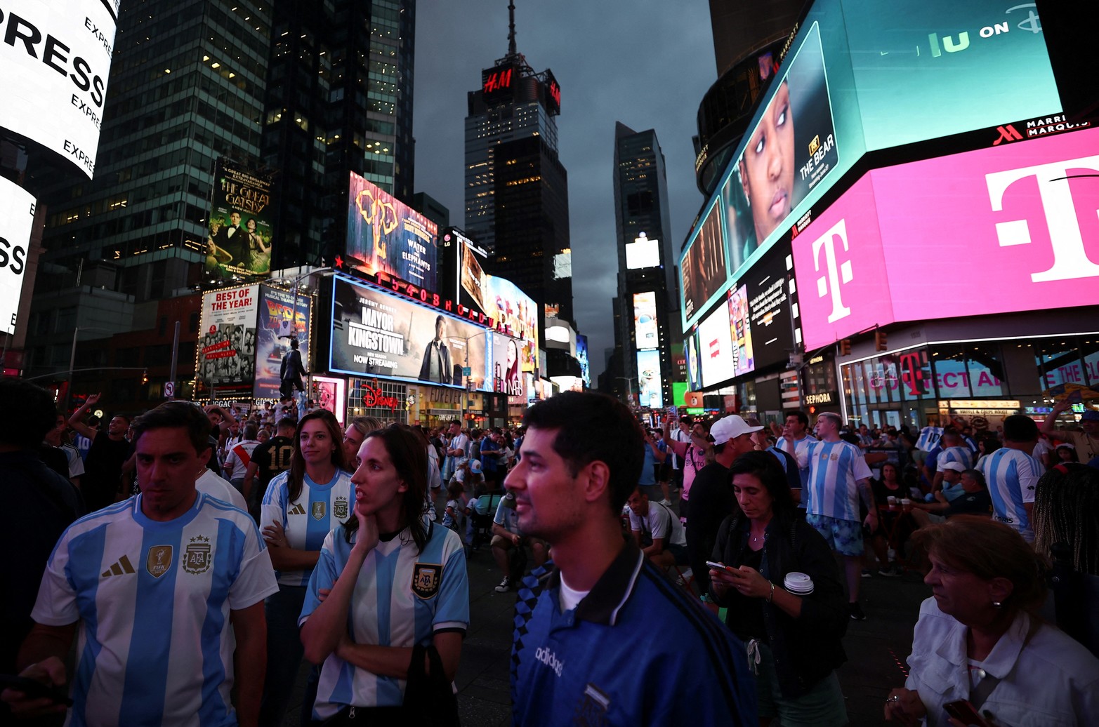 Los aficionados al fútbol argentino se reúnen en Times Square mientras animan a su equipo, en la ciudad de Nueva York, EE.UU.