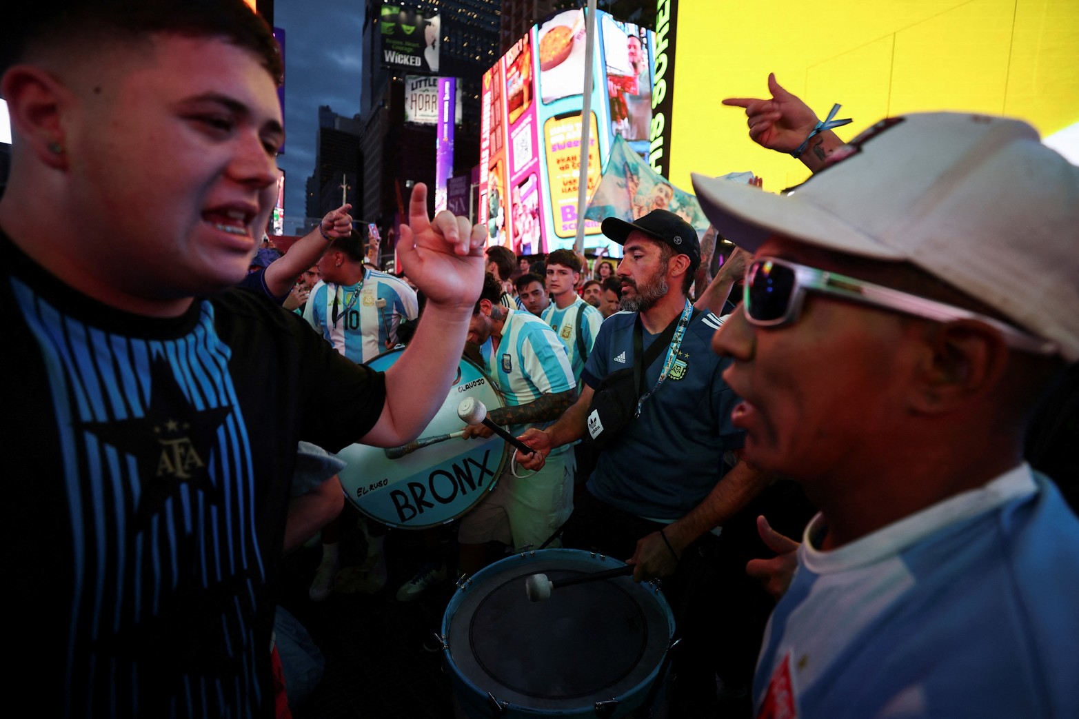 Los aficionados al fútbol argentino se reúnen en Times Square mientras animan a su equipo, en la ciudad de Nueva York, EE.UU.