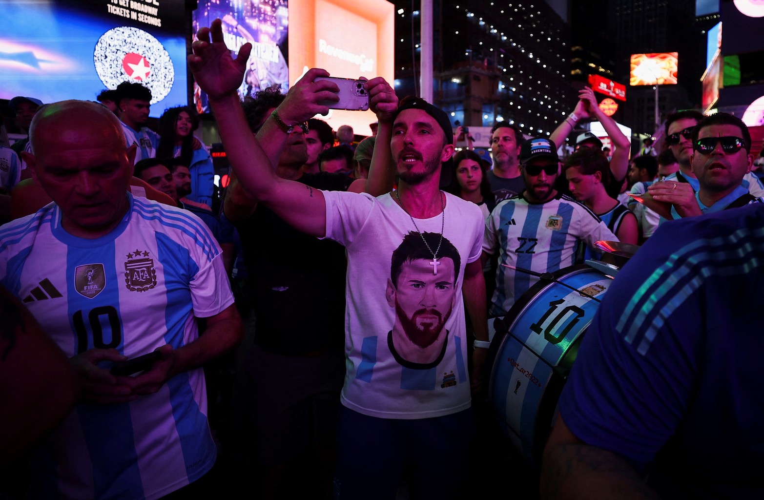 Los aficionados al fútbol argentino se reúnen en Times Square mientras animan a su equipo, en la ciudad de Nueva York, EE.UU.