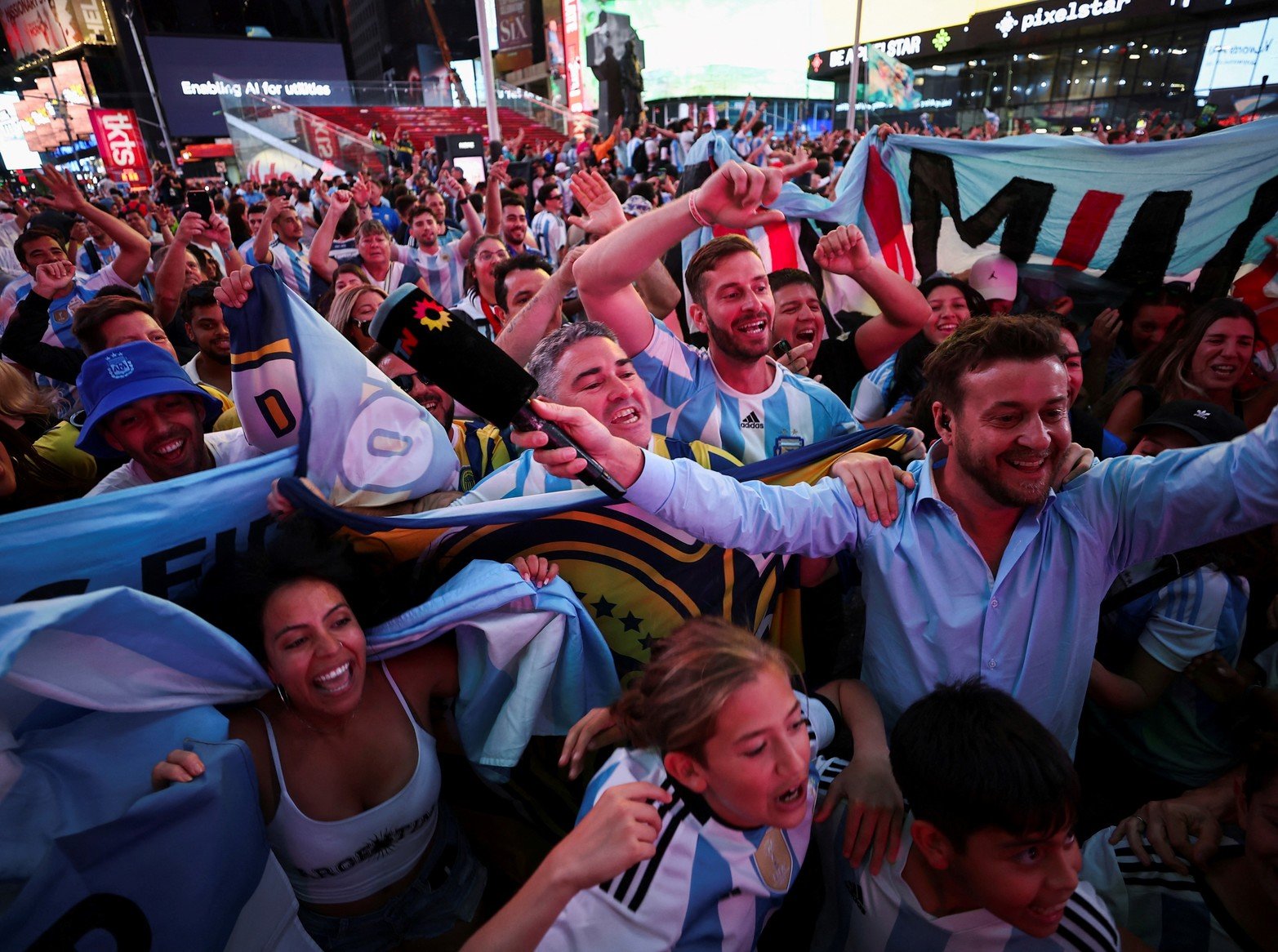 Eran familias enteras, algunos que llegaron solamente para ver este partido con Chile y el de Miami con Perú, atraídos y alucinados por el hecho de estar en dos ciudades que se suben al podio del listado de las que no pueden dejar de conocerse en este amplio y extenso país. 