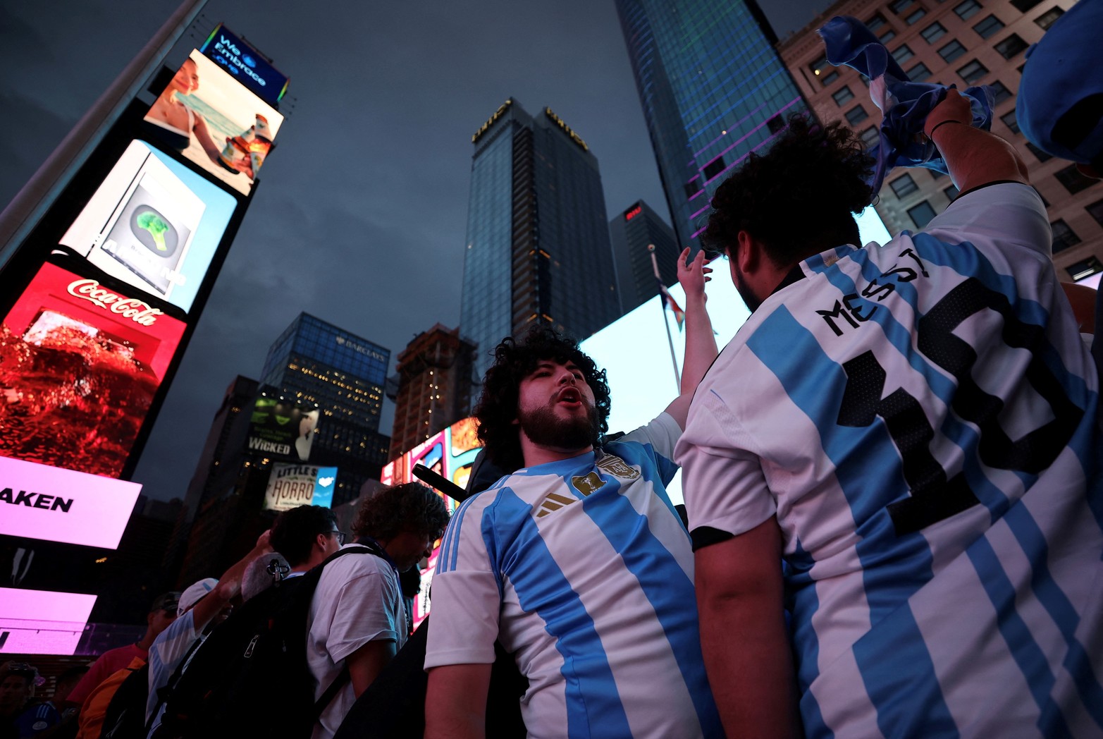 "Fueron miles, aparecían de todas partes, cantaban, gritaban, saltaban e iban de un lado para el otro. Los norteamericanos miraban con asombro, sorprendidos y hasta envidiando. Se preguntaban el por qué de tanta pasión, de semejante amor por los colores y por el fútbol. Fue un “deja vu” de lo que vivimos en Doha, si es que tomamos a Qatar como la expresión máxima de esta clase de manifestaciones, aunque no haya sido la única vez" cuenta en la crónica el enviado especial de este diario Enrique Cruz.