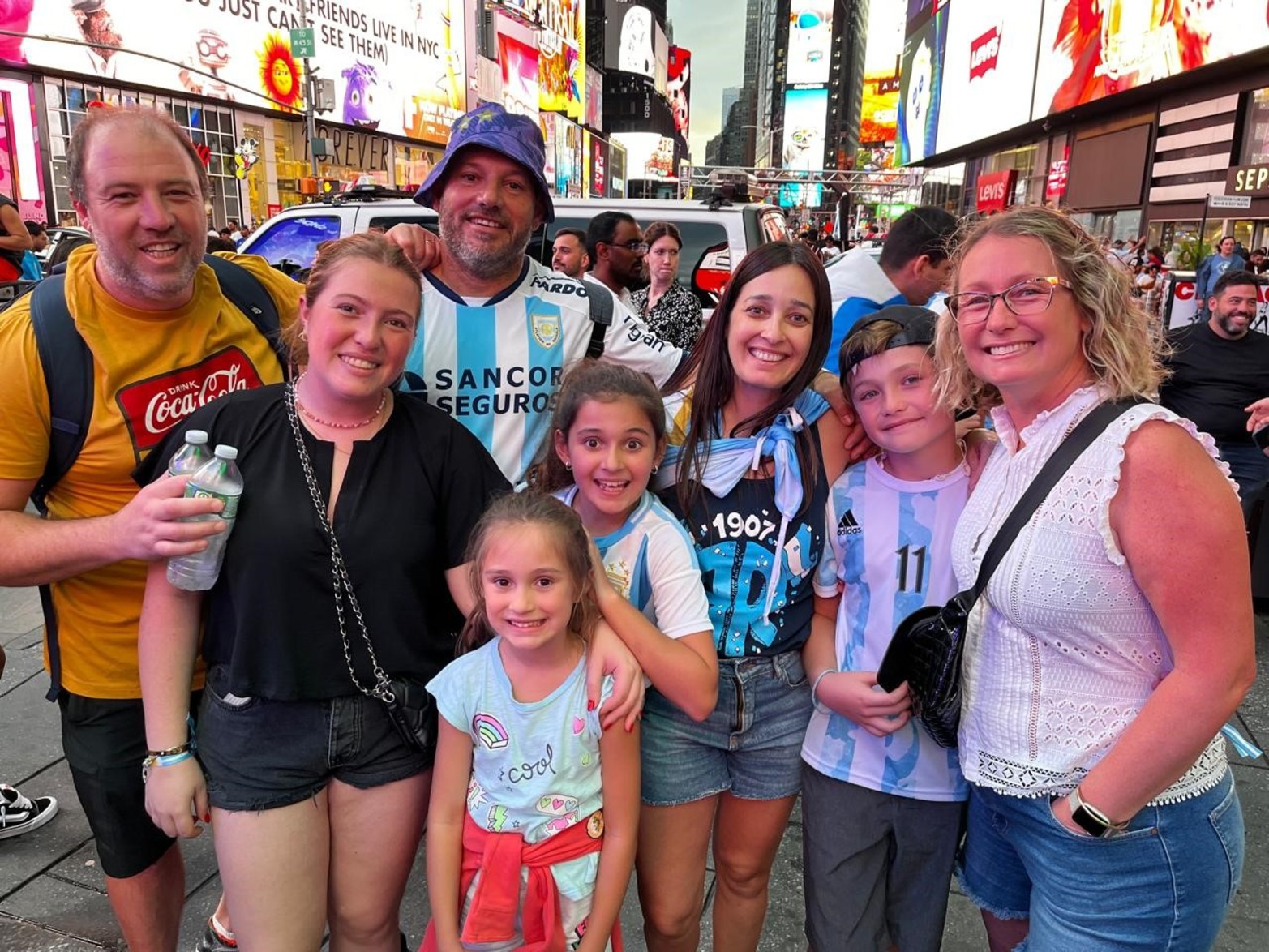 Los santafesinos invadieron Time Square. En el corazón de Manhattan, en el lugar al que todos quieren conocer y del que nadie se puede ir sin haberlo visitado, miles de argentinos paralizaron la capital del mundo.