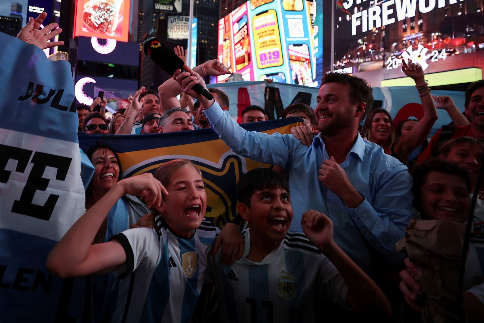 "Fueron miles, aparecían de todas partes, cantaban, gritaban, saltaban e iban de un lado para el otro. Los norteamericanos miraban con asombro, sorprendidos y hasta envidiando. Se preguntaban el por qué de tanta pasión, de semejante amor por los colores y por el fútbol. Fue un “deja vu” de lo que vivimos en Doha, si es que tomamos a Qatar como la expresión máxima de esta clase de manifestaciones, aunque no haya sido la única vez" cuenta en la crónica el enviado especial de este diario Enrique Cruz.