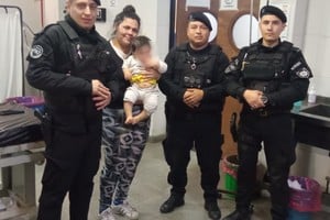 Los uniformados fueron rápidamente hasta la vivienda y una joven de 28 años, de nombre Nadia, madre del pequeño, les dijo que su hijo estaba comiendo cuando se ahogó al tragar, por lo que rápidamente intervinieron para realizarle maniobras de reanimación.