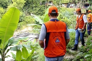 Inspección técnica preventiva del equipo de Defensa Civil de Guarujá en zona con riesgo de deslizamientos de tierra. Foto: gentileza Defensa Civil de Guarujá.