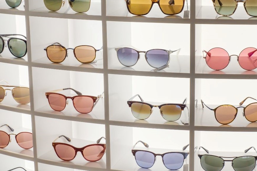 La elección del color de los lentes influye en cómo percibimos el mundo y en nuestra protección visual diaria.